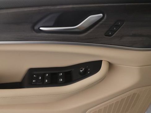 Used 2025 Jeep Grand Cherokee Limited image 19