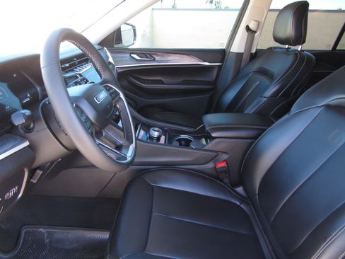 Used 2023 Jeep Grand Cherokee Limited image 16