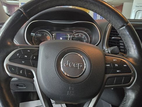 Used 2019 Jeep Cherokee Latitude w/ Cold Weather Group FWD image 20