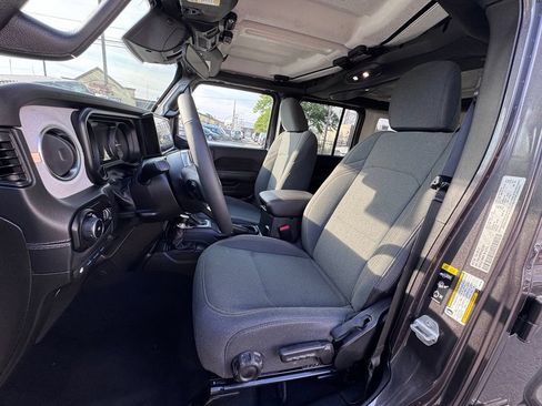 Used 2025 Jeep Wrangler Unlimited Sahara AWD/4WD image 12