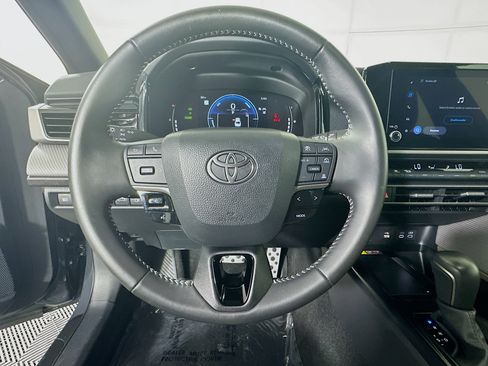 Used 2025 Toyota Camry SE FWD image 15