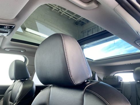 Used 2023 Kia Sorento S w/ Panoramic Sunroof Package FWD image 19