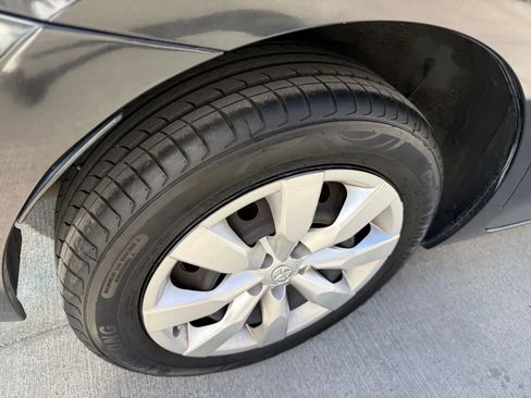Used 2015 Toyota Corolla LE FWD image 5