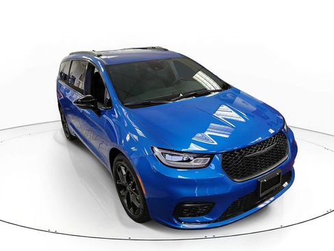 New 2026 Chrysler Pacifica Select w/ S Appearance Package FWD image 4
