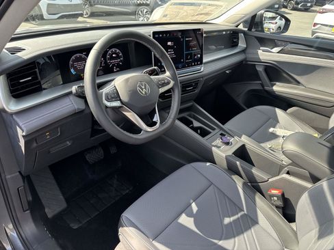 New 2026 Volkswagen Tiguan SE FWD image 13