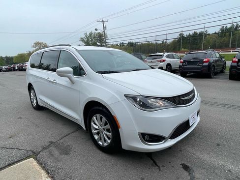 Used 2017 Chrysler Pacifica Touring-L FWD image 3