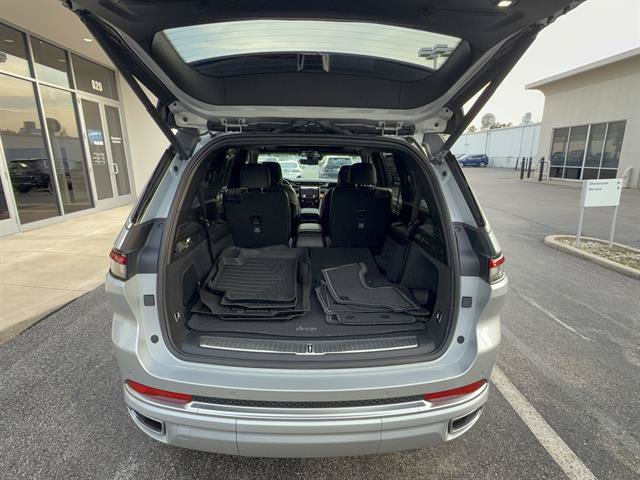 Used 2023 Jeep Grand Cherokee L Summit AWD/4WD image 5