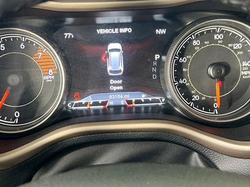 Used 2017 Jeep Cherokee Limited w/ Luxury Group AWD/4WD image 12