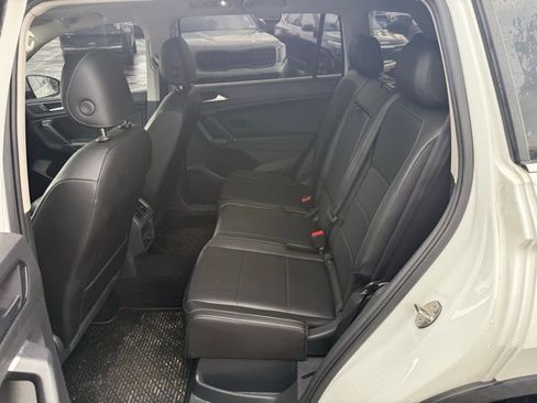 Used 2018 Volkswagen Tiguan SE w/ Panoramic Sunroof Package image 9