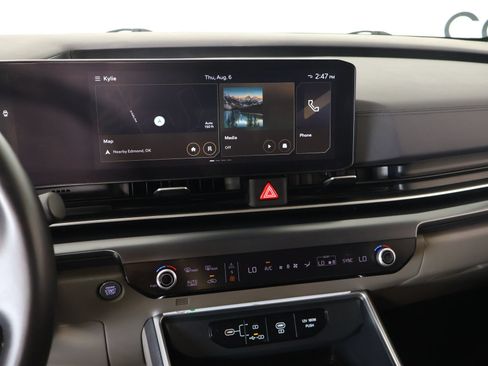 Used 2025 Kia Carnival FWD image 5