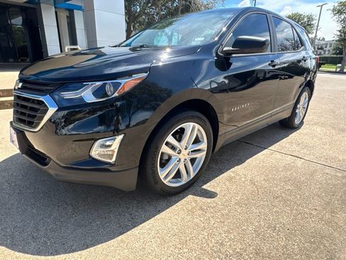 Used 2020 Chevrolet Equinox LS w/ LS Convenience Package FWD image 2