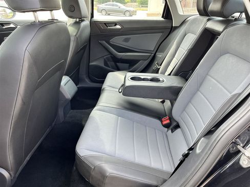 Used 2025 Volkswagen Jetta SE FWD image 18