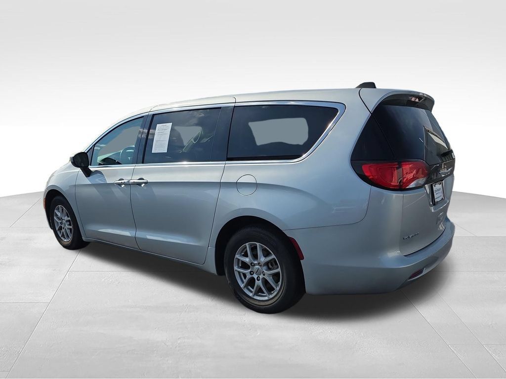 Used 2023 Chrysler Voyager LX FWD image 3