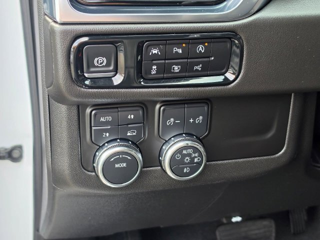 Used 2025 GMC Yukon XL Denali AWD/4WD image 24