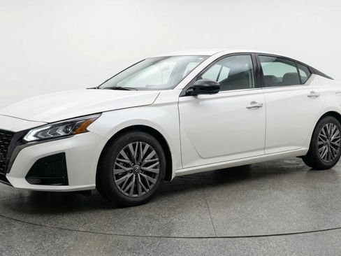 Used 2025 Nissan Altima 2.5 SV image 3