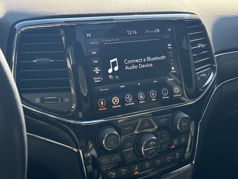 Used 2022 Jeep Grand Cherokee Limited w/ Tech Group image 23