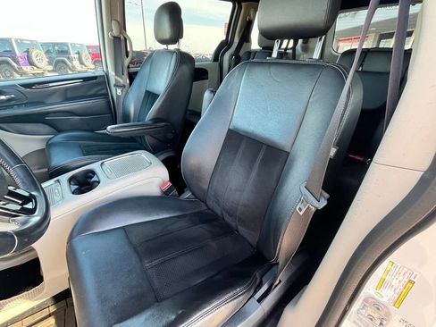 Used 2017 Dodge Grand Caravan SXT FWD image 12