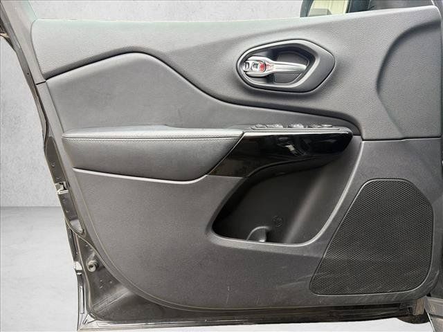 Used 2019 Jeep Cherokee Latitude Plus AWD/4WD image 11