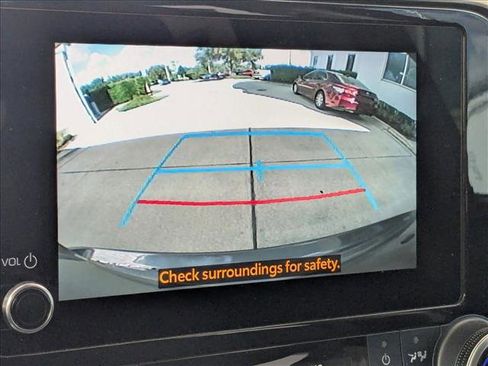 Used 2024 Toyota Highlander LE FWD image 9