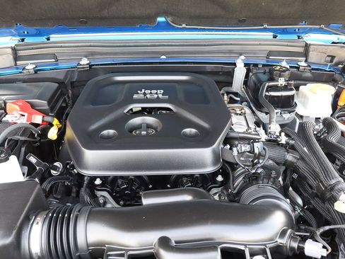 Used 2022 Jeep Wrangler Unlimited Sahara w/ Cold Weather Group image 19