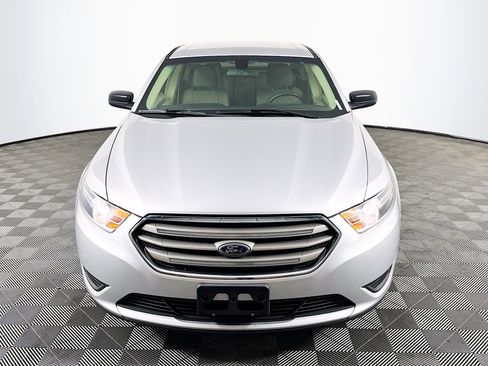 Used 2018 Ford Taurus SE image 2