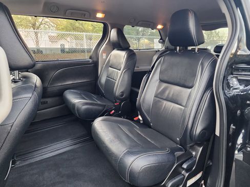 Used 2015 Toyota Sienna SE image 24