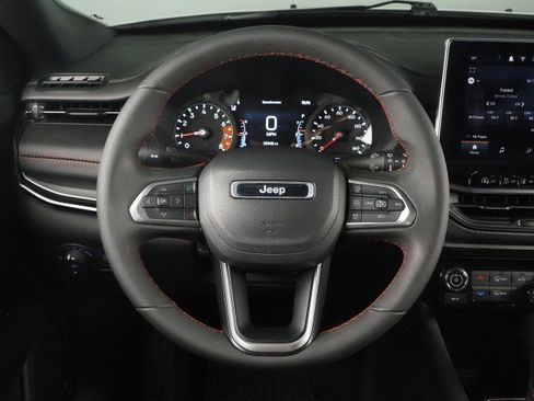 Used 2025 Jeep Compass Trailhawk AWD/4WD image 17