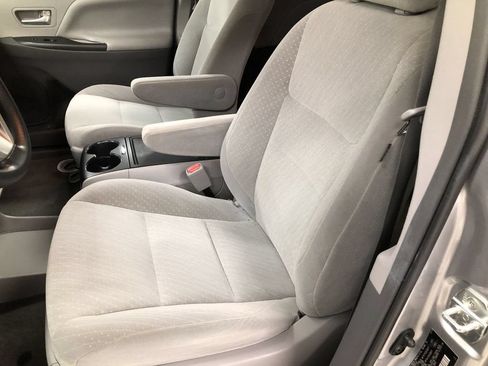 Used 2018 Toyota Sienna LE FWD image 11