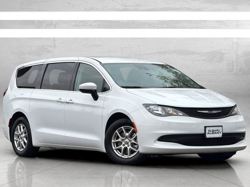 Used 2023 Chrysler Voyager LX FWD image 2