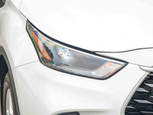 Used 2023 Toyota Highlander LE FWD image 4