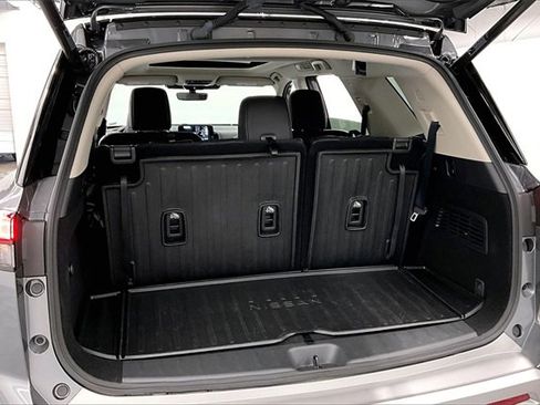 Used 2025 Nissan Pathfinder Platinum image 40