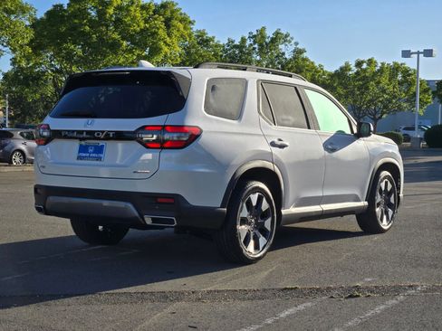New 2026 Honda Pilot Touring image 4