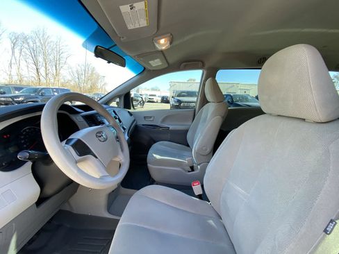 Used 2013 Toyota Sienna L image 24