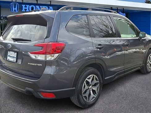 Used 2022 Subaru Forester Premium image 8