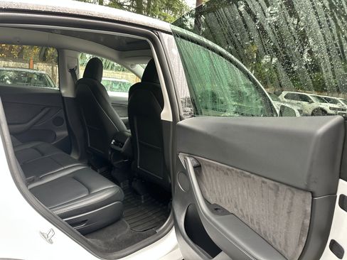 Used 2022 Tesla Model Y Long Range image 13