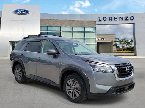 Used 2022 Nissan Pathfinder SV FWD image 3