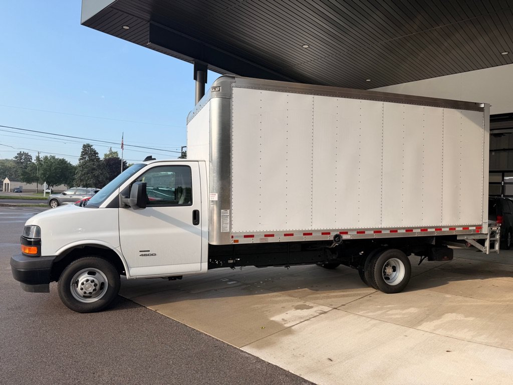 Used 2025 Chevrolet Express 4500 Extended w/ Power Convenience Package RWD image 4