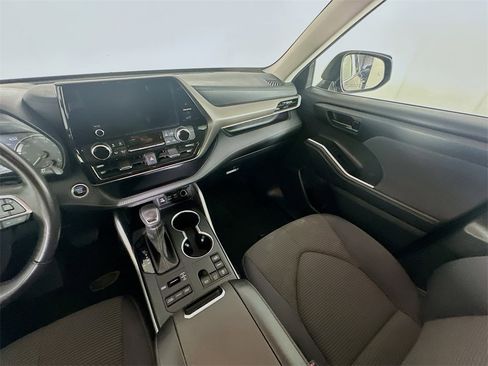 Used 2024 Toyota Highlander LE image 11