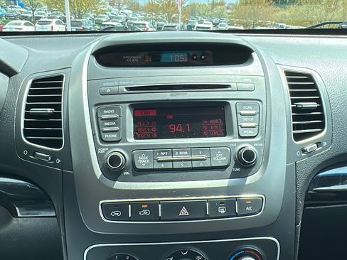 Used 2015 Kia Sorento LX image 19