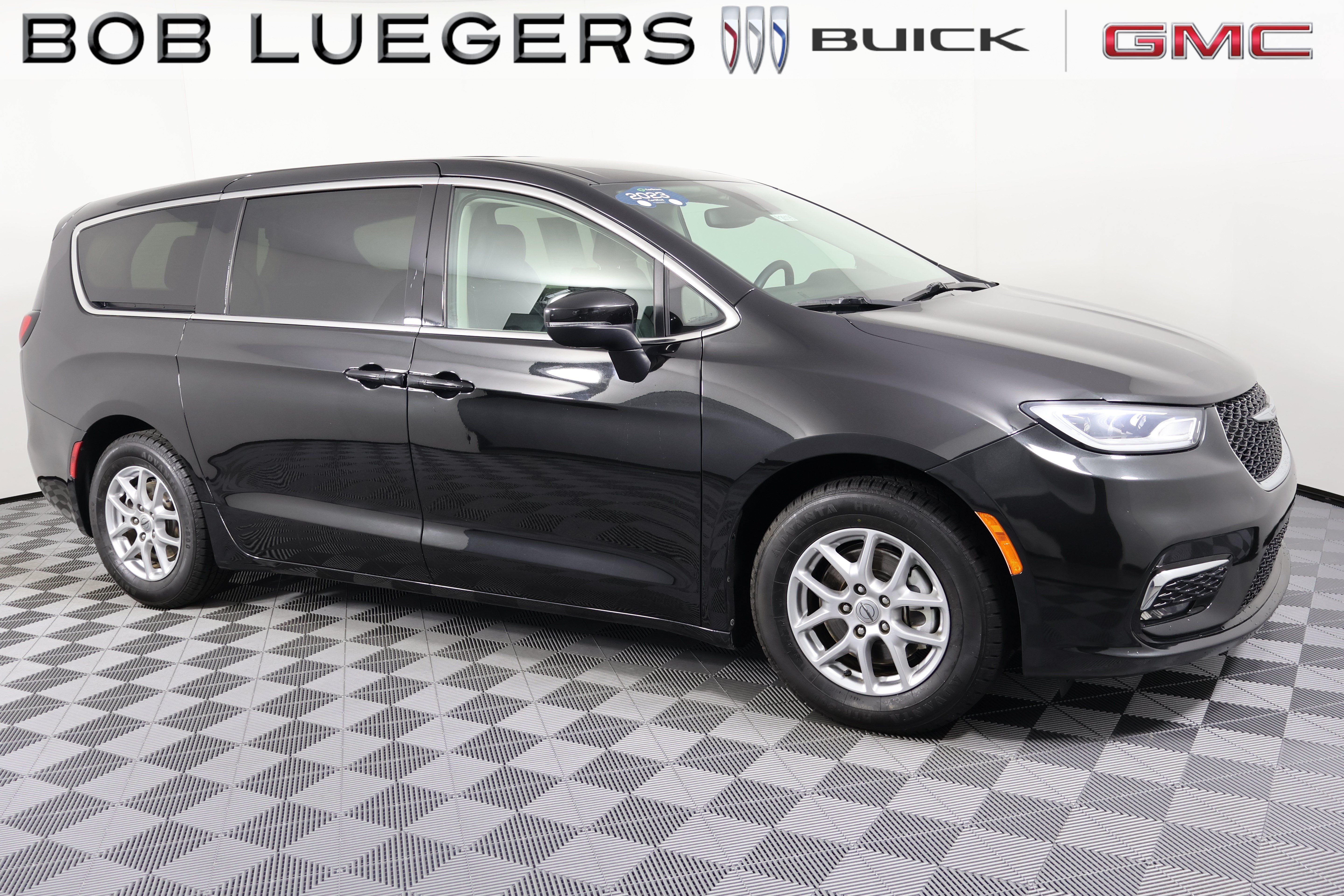 Used 2023 Chrysler Pacifica Touring-L FWD image 2