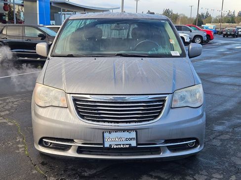 Used 2014 Chrysler Town & Country Touring image 9