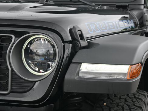 Used 2025 Jeep Wrangler Unlimited Rubicon 4xe w/ Convenience Group AWD/4WD image 6