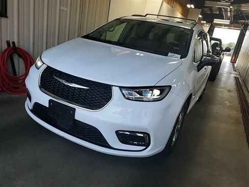 Used 2023 Chrysler Pacifica Limited FWD image 1