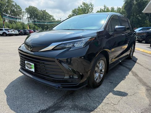 Used 2026 Toyota Sienna XLE FWD image 7