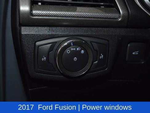 Used 2017 Ford Fusion SE w/ Fusion SE Technology Package FWD image 9