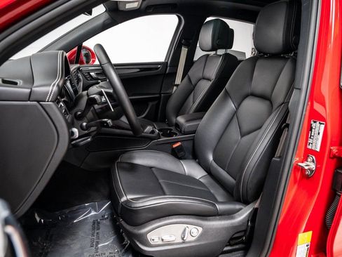 Certified 2025 Porsche Macan AWD/4WD image 5