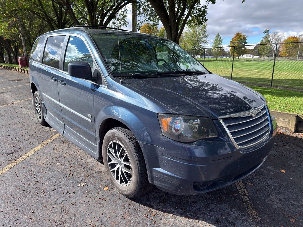 Used 2009 Chrysler Town & Country Touring FWD image 2