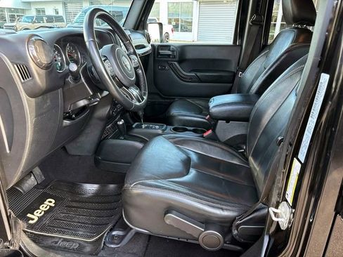 Used 2017 Jeep Wrangler Unlimited Sahara AWD/4WD image 9