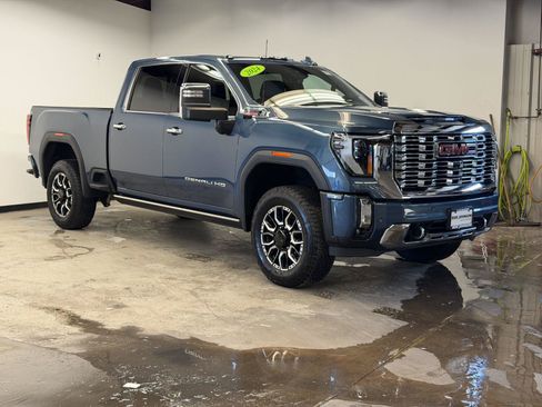 Used 2024 GMC Sierra 2500 Denali w/ Denali Reserve Package AWD/4WD image 2