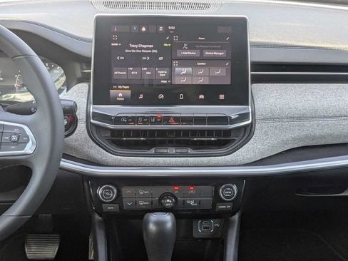 Certified 2024 Jeep Compass Latitude AWD/4WD image 17